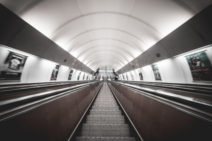 prague-metro-subway-praha-eskalator1-min