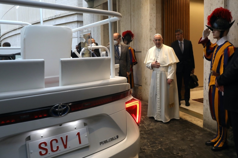 a-hydrogen-popemobile-for-his-holiness-pope-francis-10-min