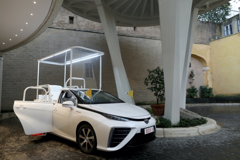 a-hydrogen-popemobile-for-his-holiness-pope-francis-13-min