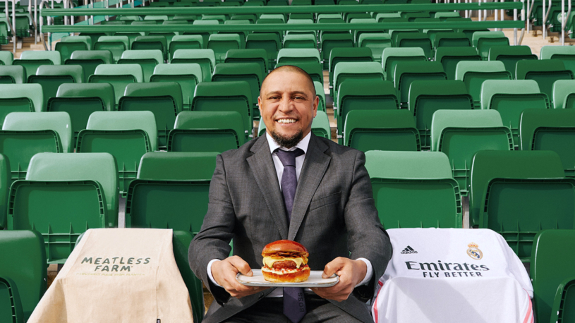 real-madrid-roberto-carlos-holding-meatless-farm-burger