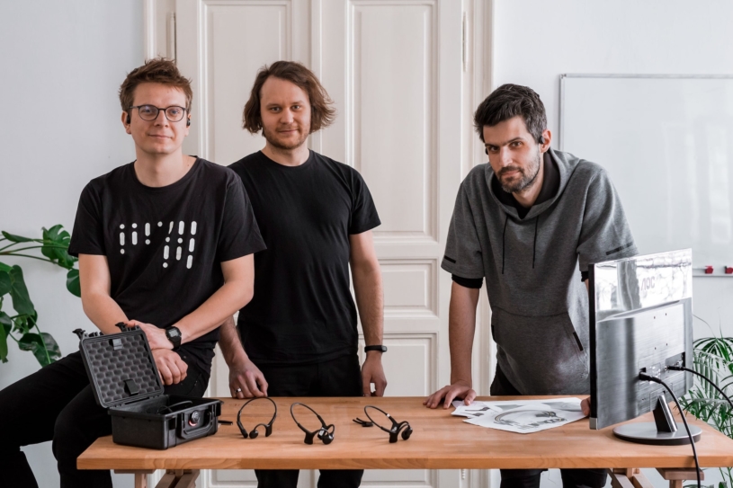 Před lety zbořili Češi internet se speciálními sluchátky. Dodnes je ale skoro nikdo neviděl