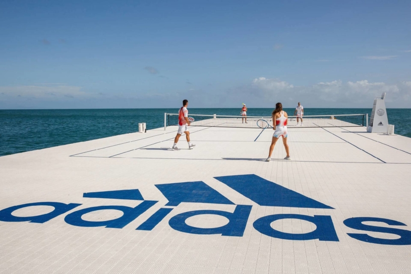 Adidas a Parley for the Oceans představili plovoucí tenisový kurt vyrobený z plastového odpadu.