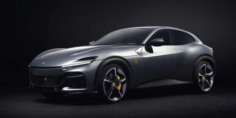 Ferrari s baterkou či SUV? Někdo trpí, ale mladí to milují a firma hlásí rekordní zájem. I v Česku