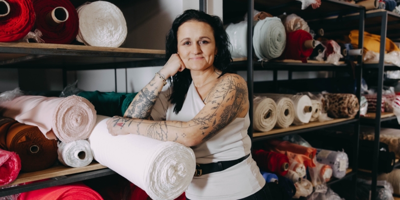 Začala se strojem z Lidlu, loni prodala oblečení za 130 milionů. Chrudimská Buga si zakládá na komunitě