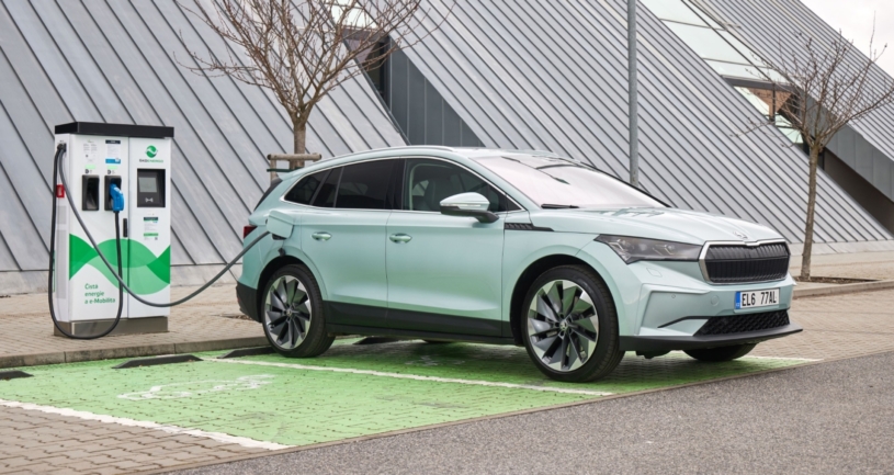 Dobíjecích stanic je v Česku téměr 1 400. Na každou z nich připadá 11 čistě elektrických aut