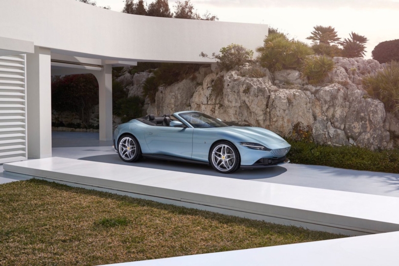 Nejdostupnější Ferrari ještě lépe. Roma vzpomíná na italskou riviéru v 50. letech plátěnou střechou
