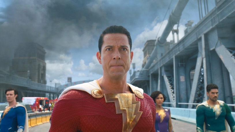 Druhý Shazam! je epičtější, barevnější a rád by byl i vtipnější. Děti se pobaví, nenároční dospělí taky