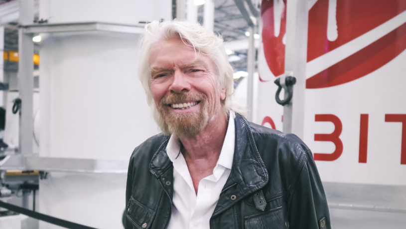 Bransonův plán na vysílání družic do vesmíru se rozpadá. Virgin Orbit pozastavuje činnost