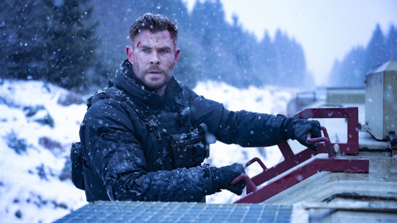 Netflix ukázal trailer na pokračování Vyproštění. Akční hit s Chrisem Hemsworthem se točil v Praze