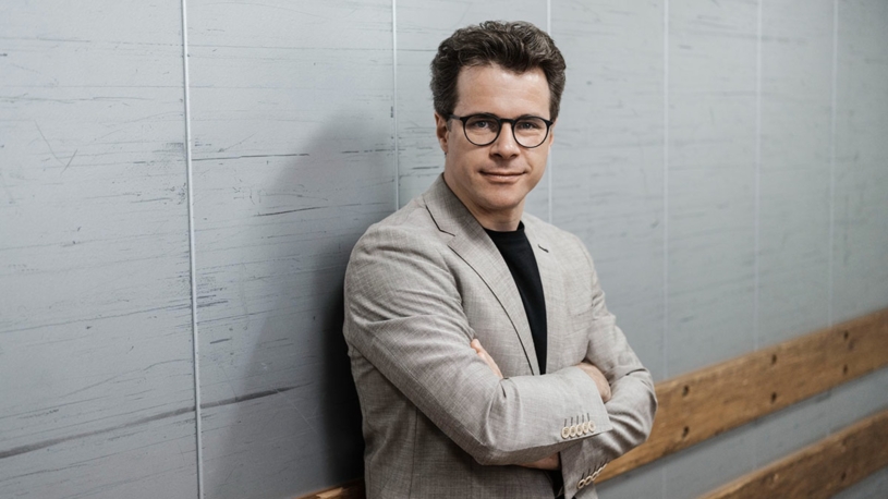 Další úspěch dirigenta Jakuba Hrůši. Stane se čestným členem Královské akademie hudby v Londýně