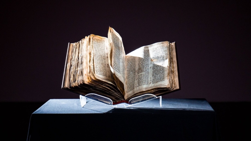 Hodnotnější než kodex Leonarda da Vinciho. Přes tisíc let stará Bible se vydražila téměř za miliardu