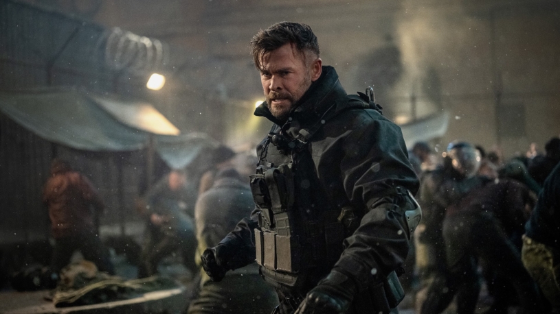 Netflix vydal pokračování akčního hitu Vyproštění. Je lepší než jednička a plné zběsilé akce