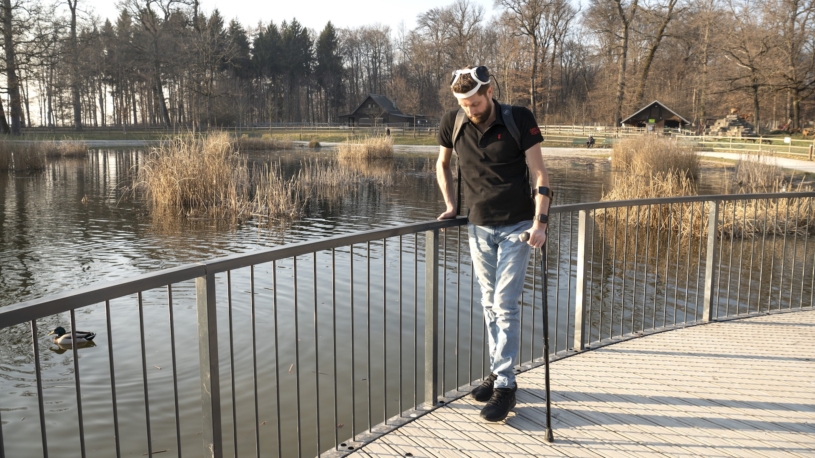 Při nehodě zcela ochrnul. Po dvanácti letech se znovu prochází díky technologii, co čte myšlenky