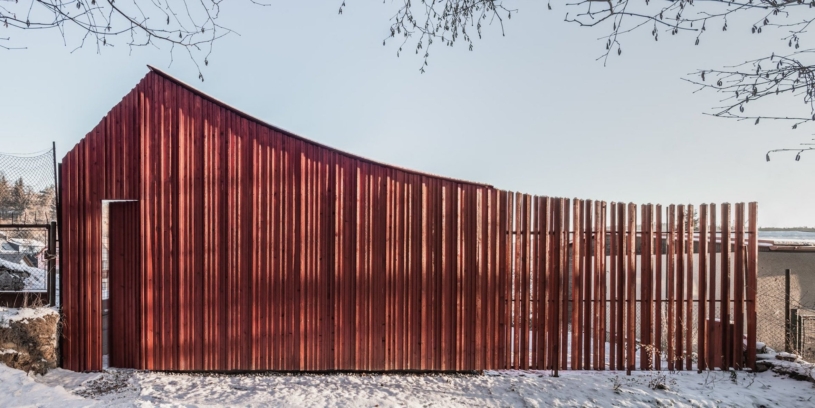 Chata z toho, co dům dal. Architekti za pouhé tři měsíce postavili objekt, kterého si všimli i ve světě