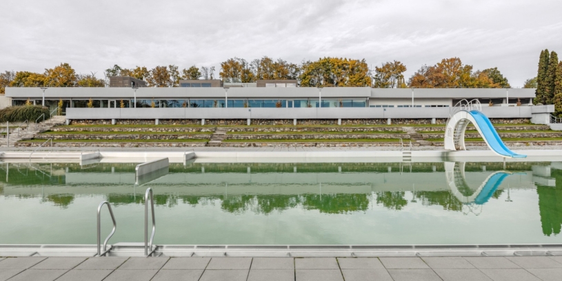 Za osvěžením na Kraví horu. Koupaliště v Brně nabízí modernizované wellness navazující na 70. léta