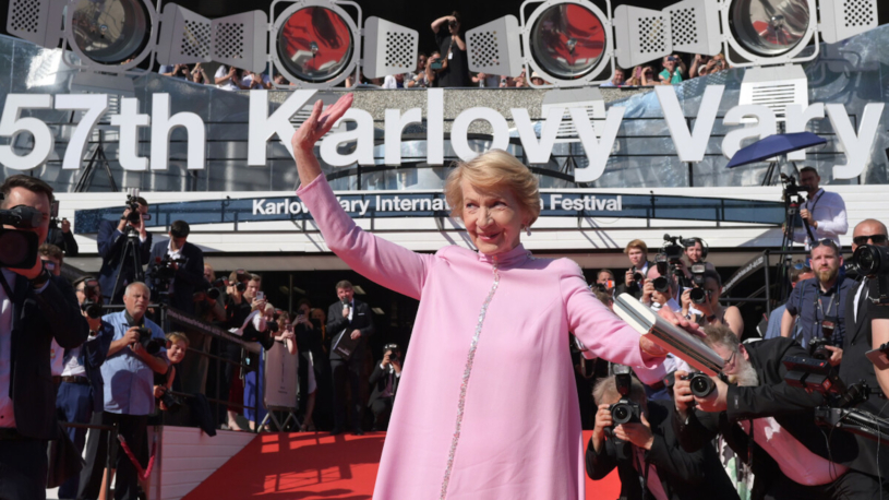 Hlavní cenu ve Varech dostal film o boji důchodkyně se šmejdy. Festival navštívil i prezident