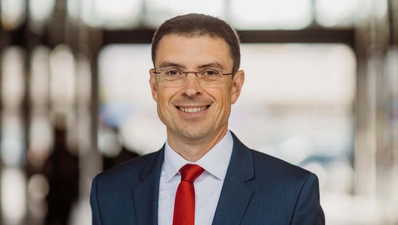 Evropský trh s auty dáváme na talíři Tesle a Číňanům, říká expert. Místní výrobci nejsou připraveni