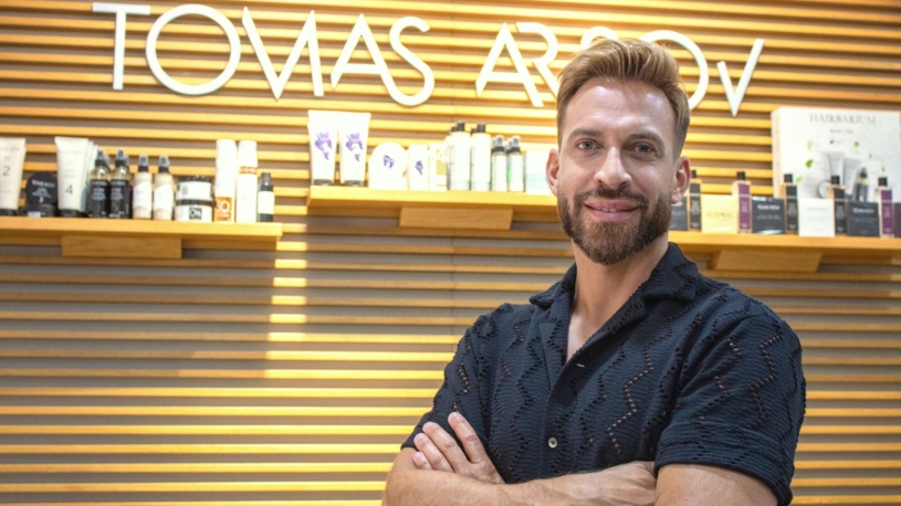 Hlava jako hlava, říká kadeřník Arsov, který se svou milionovou značkou prorazil do klasických drogerií