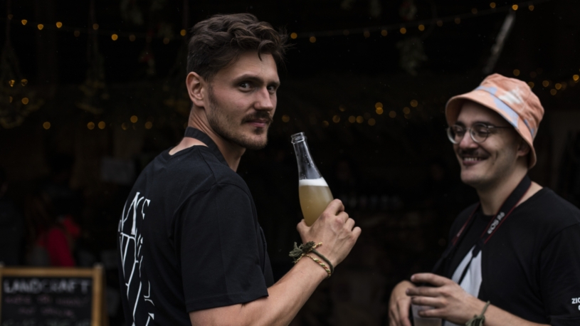 Místo nákresů kuchyň a zázvorové pivo. Mladý architekt opustil studio se slovy, že jde dělat limonádu