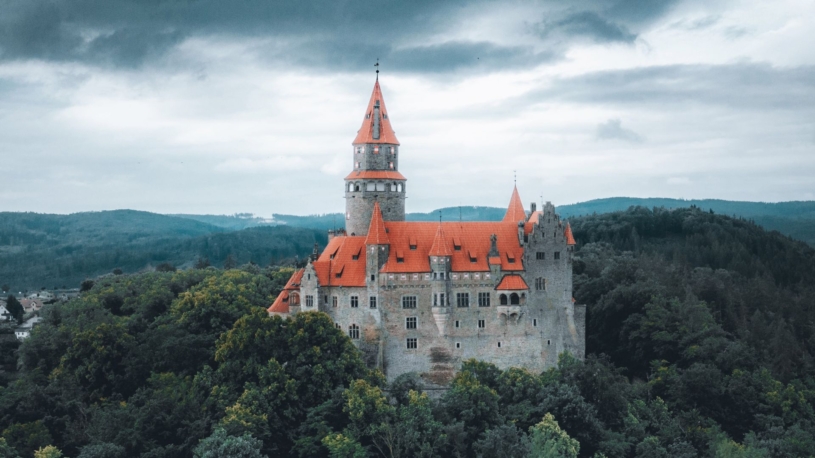 Karlštejn, Trosky nebo snad Bouzov? Navštivte nejlépe hodnocené české hrady a zámky podle Googlu