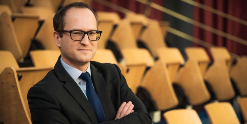 Kdyby ČNB začala pořádně kupovat akcie, zaplatí nám reformu důchodů, říká nejcitovanější český ekonom