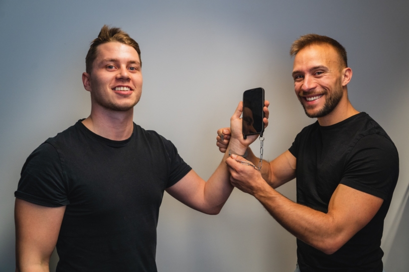Kdysi pracovní jednání proklikal na Tinderu. Čech svou závislost na mobilu přetavil ve startup proti ní