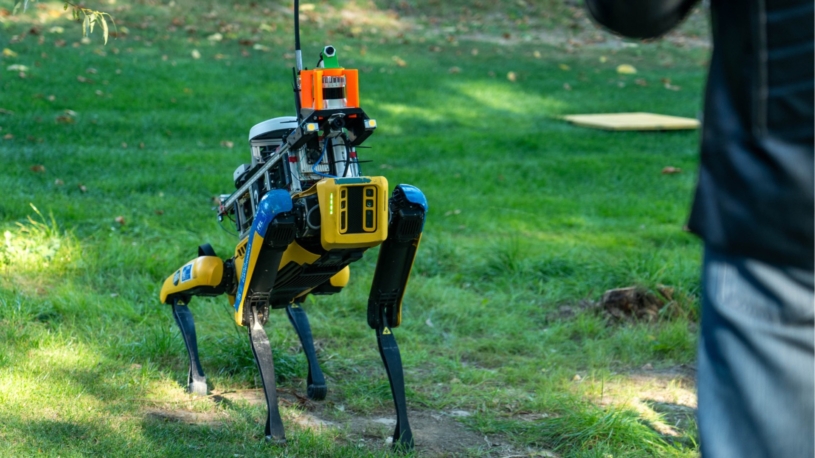 Smečka robotických psů a dronů vám jednou sama ohlídá dům, říkají na ČVUT. A poslali je to zkusit