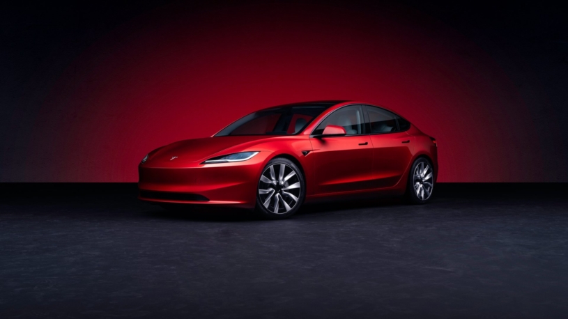 Tesla odhalila upgradovaný Model 3. Dostal aerodynamičtější křivky a přepracovaný interiér