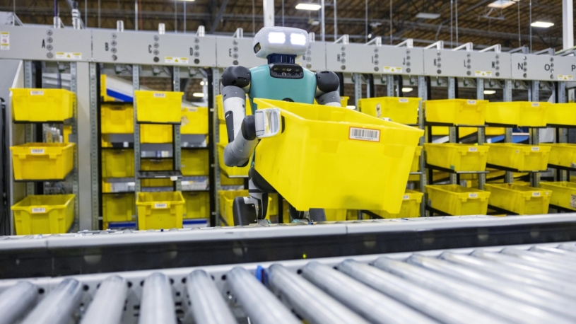 Má ruce, nohy i obličej, ale kolega to není. Amazon začíná ve svých skladech testovat humanoidní roboty