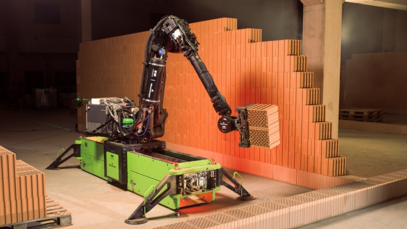 Dělníky už nahrazuje a pracuje dvakrát rychleji. Zdicí robot se představil poprvé na reálné stavbě