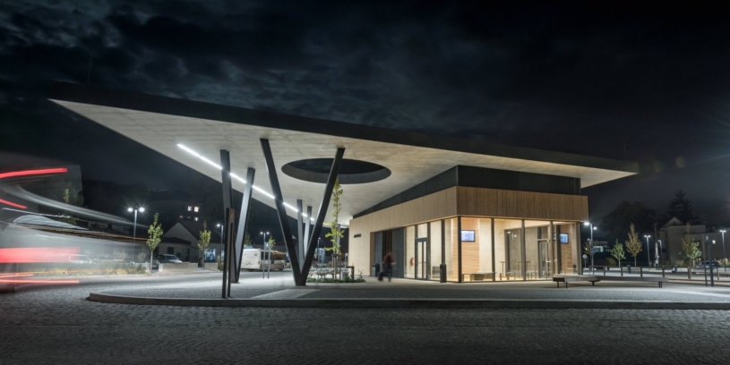 Trochu jiný autobusák. Terminál v Nové Pace boří představy o zaplivaném veřejném prostoru