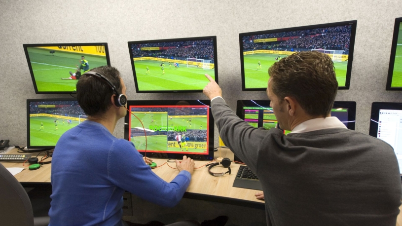 Práci videorozhodčího uvidí fanoušci na mobilu. Německý fotbalový svaz chystá aplikaci se záběry pro VAR