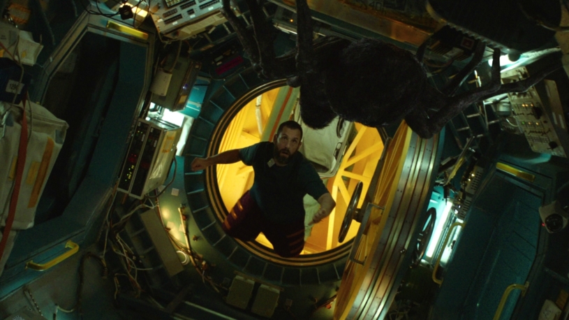 Adam Sandler je kosmonaut Jakub Procházka. Netflix ukázal první upoutávku na sci-fi podle české předlohy