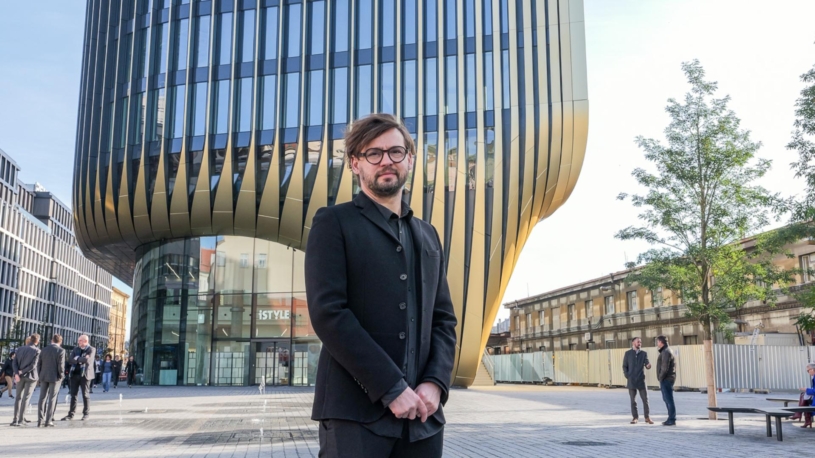 Opustil práci snů u nejslavnější architektky, s níž postavil Masaryčku. A hned vedle proměňuje poštu