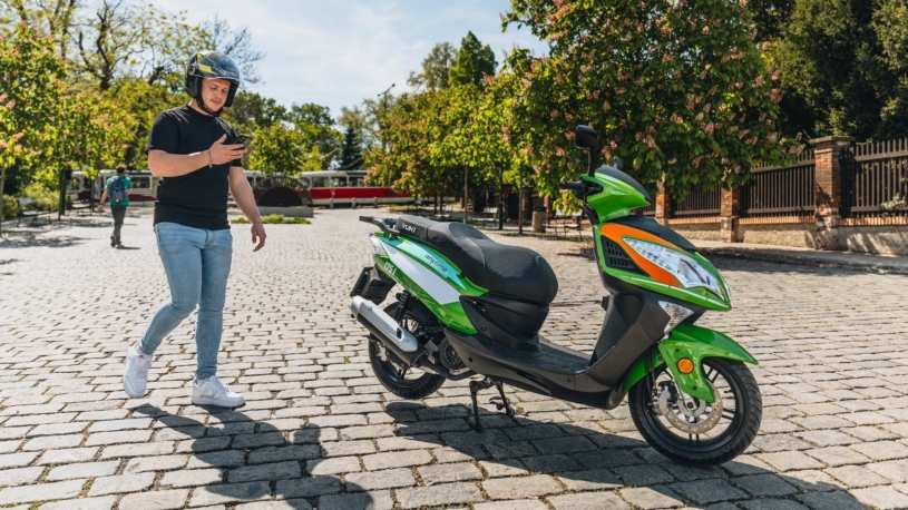 Kde pohořela Škodovka, zkouší štěstí carsharing Anytime. Do Prahy vypustil hejno nových sdílených skútrů