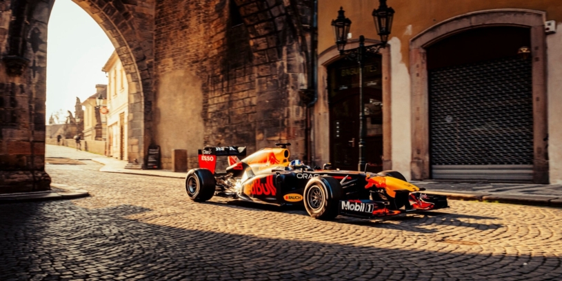 Red Bull znovu rozburácí Prahu. Do centra města přiveze formuli, ve které jezdil mistr světa F1