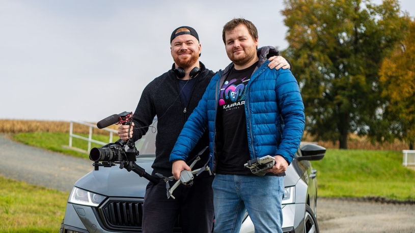 Jako děti se v plastové tatrovce vozili, teď pro ikonu Česka točí kampaně. Firma je promítá po celém světě