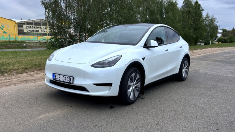 Auto, nebo mobil na kolech? Tesla nemusí být pro každého tak zábavná, ale technologicky všechny drtí