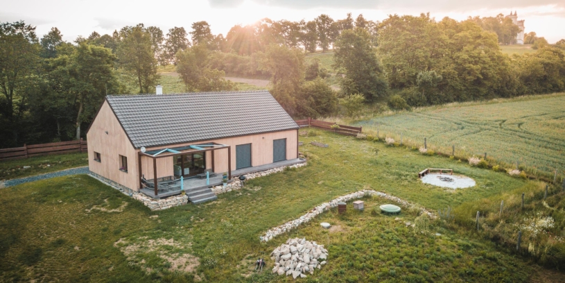 Dřevostavby budují v Česku už 30 let. V pondělí přijedou na pozemek, ve čtvrtek stojí dům
