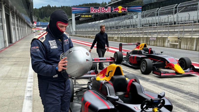 Roky jsem neřídil, ale posadili mě do formule. Okruh Red Bullu jsem zajel přesně tak, jak jsem nechtěl
