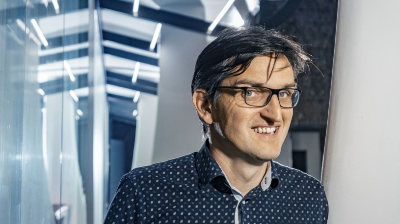V 90. letech se spálil na vadných telefonech tak, že Češi stáli fronty. Pak sem dostal Samsung i Nokii
