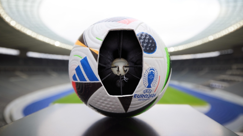 Míč z laboratoře, poloautomatické ofsajdy a VAR pro diváky. Euro 2024 je šampionát plný technologií