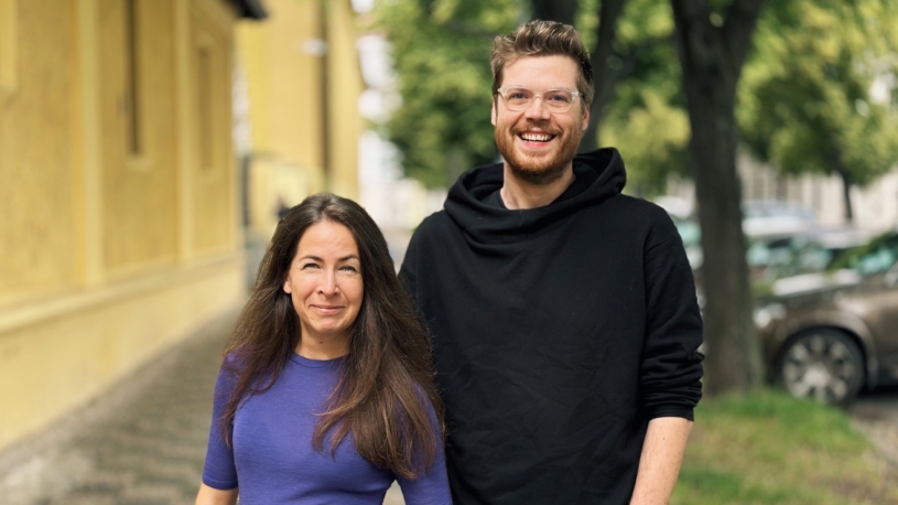Vytvořila kabelku, která dobije telefon, svítí a má i chránit. Na její vývoj přispěl i Průša