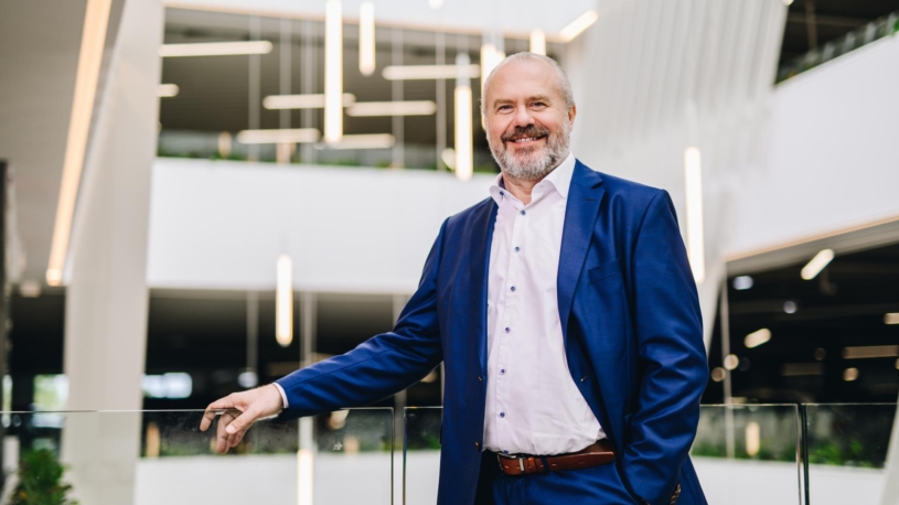 Největší, nejdesignovější, nejchytřejší. Louda vystavěl u Poděbrad autosalon za miliardu