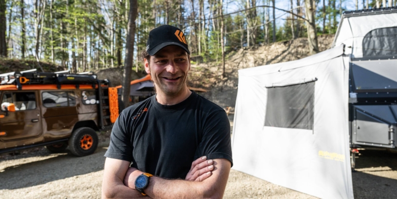 Daleko od hlučícího davu. Nadšenci vybudovali v beskydském lomu offroadový kemp se saunou i vířivkou