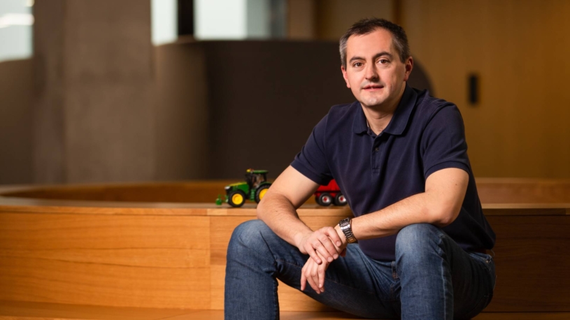 Začínal v McKinsey, rozjížděl asijské Dáme Jídlo. Teď s J&T kupuje farmy a testuje autonomní traktory