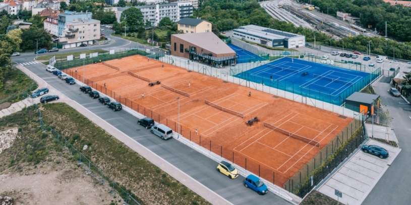 Dřív pět a půl vagónu chleba, teď tenis. V areálu Michelských pekáren jsou nově kurty a zázemí pro klub