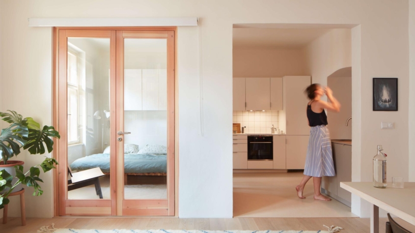 Proměna za milion a půl. Z malého vršovického bytu udělaly architektky místo, kde voní dřevo z Beskyd