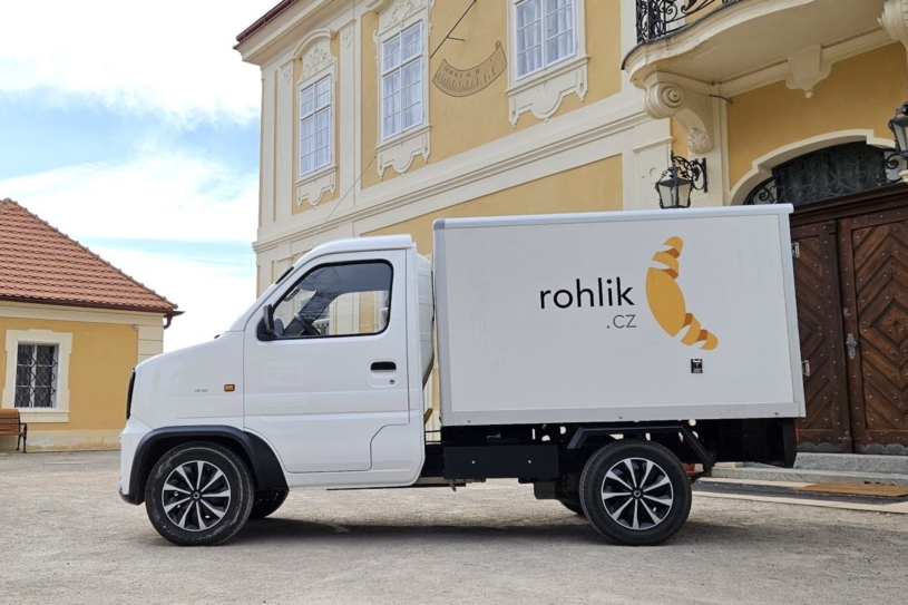 Rohlík spouští rozvoz elektromobily s vyměnitelnými bateriemi. Připravené k jízdě jsou za tři minuty