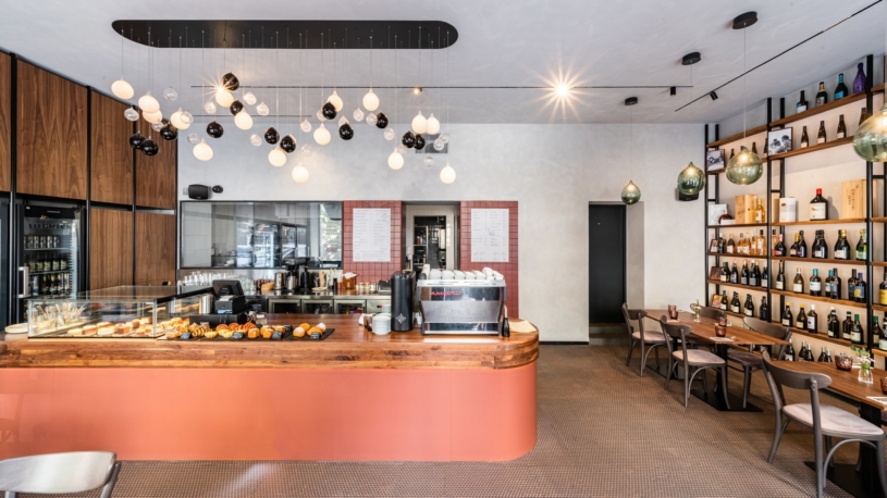 Vinohrady přivítaly novou gastronomickou oázu. Ráno láká na croissant, večer na víno a chutě Středomoří
